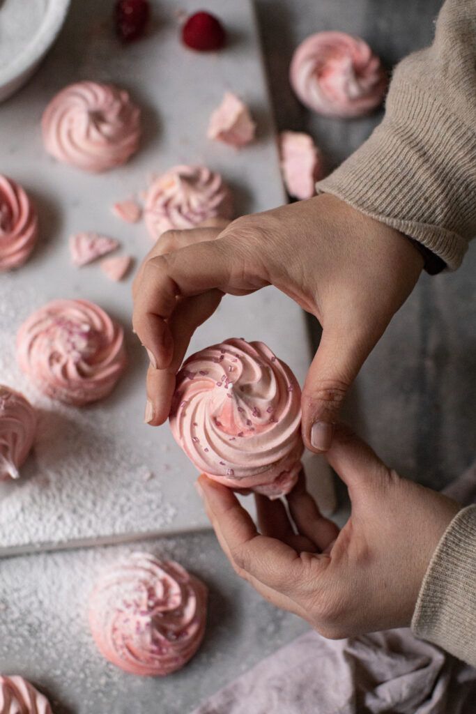 Meringhe rosa con polvere di lamponi e ripieno di crema al rum 