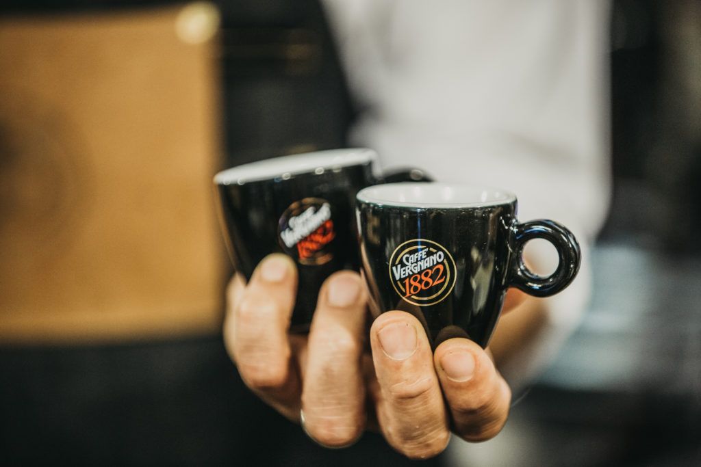 c’è più caffeina nel caffè lungo o corto