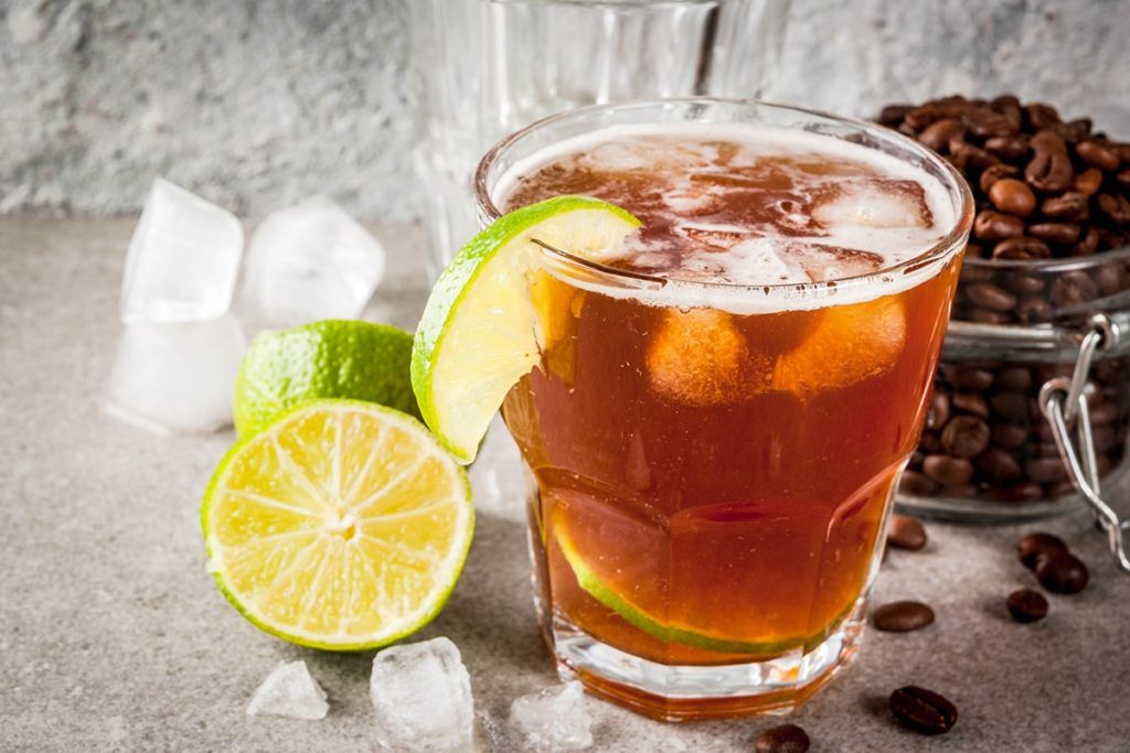 Espresso tonic, tra i cocktail analcolici estivi più amati Espresso tonic, tra i cocktail analcolici estivi più amati